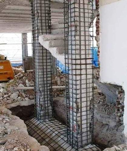 Jacketing anchoring to the footing